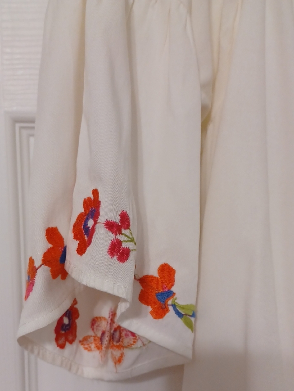 Umgee Sz M, Creamy White Peasant Top with Multicolor Floral Embroidery. - Picture 8 of 11